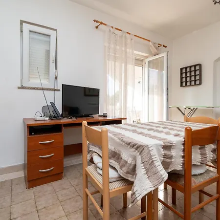 And With Parking Space - 21805 Guest house
