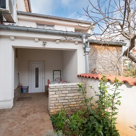 And With Parking Space - 21805 Guest house *
