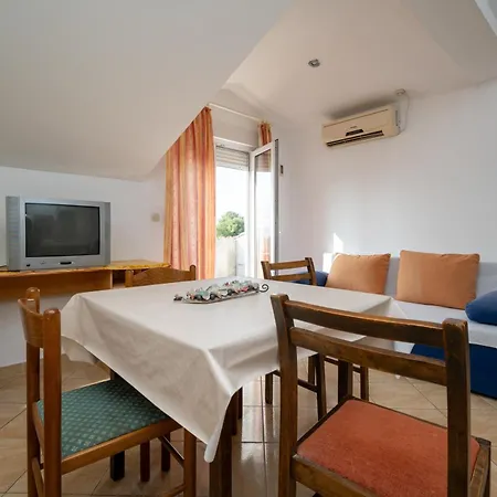 And With Parking Space - 21805 Guest house