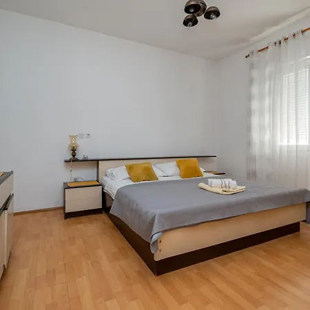 Guest house And With Parking Space - 21805