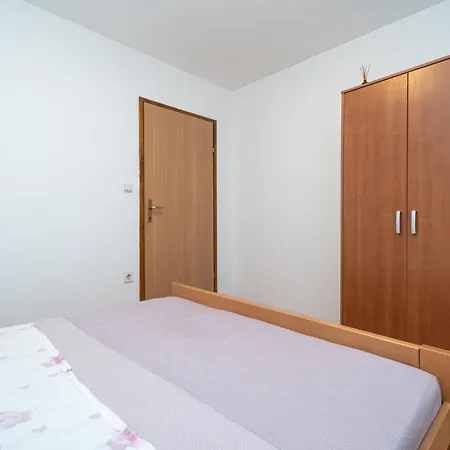 And With Parking Space - 21805 Guest house *