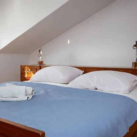 And With Parking Space - 21805 Guest house *