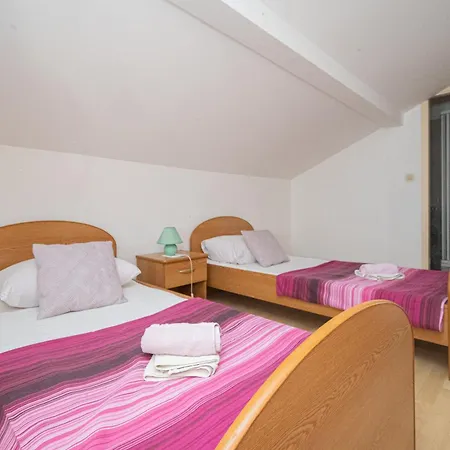 Guest house And With Parking Space - 21805 *