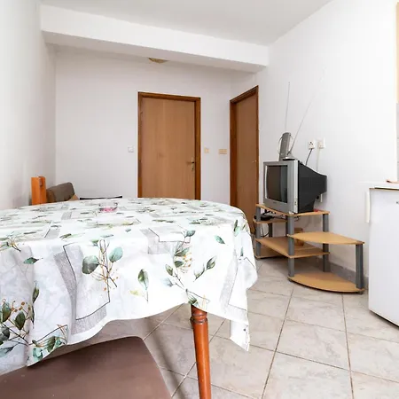 And With Parking Space - 21805 Guest house *