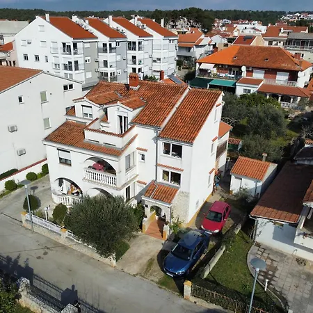 And With Parking Space - 21805 Guest house